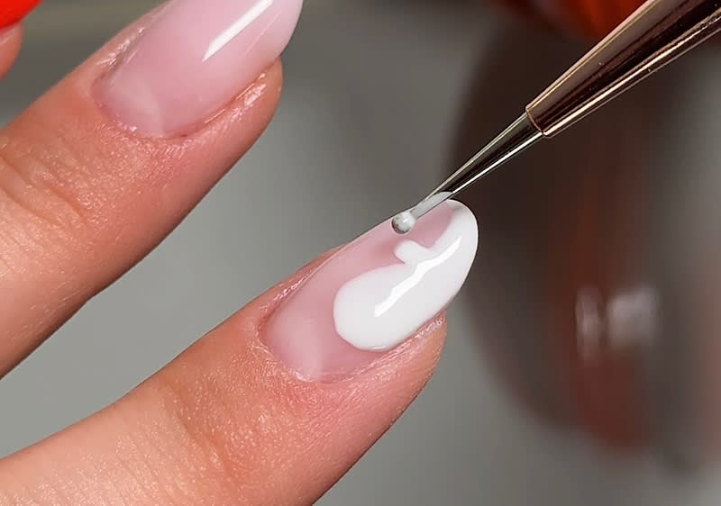 Realizzazione di nail art a forma di fantasma con uso di dotter