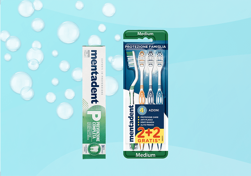 Confezione verticale di dentifricio Mentadent Preventivo Protezione Gengive da 75 ml, astuccio bianco e verde con logo blu, a fianco blister verticale con quattro spazzolini Mentadent Medium Protezione Famiglia in verde, bianco e blu con etichetta 4 azioni e offerta 2+2 gratis