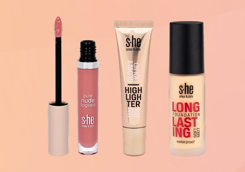 Trucco con lipgloss, illuminante liquido e fondotinta a marchio s-he colour & style su sfondo rosa sfumato
