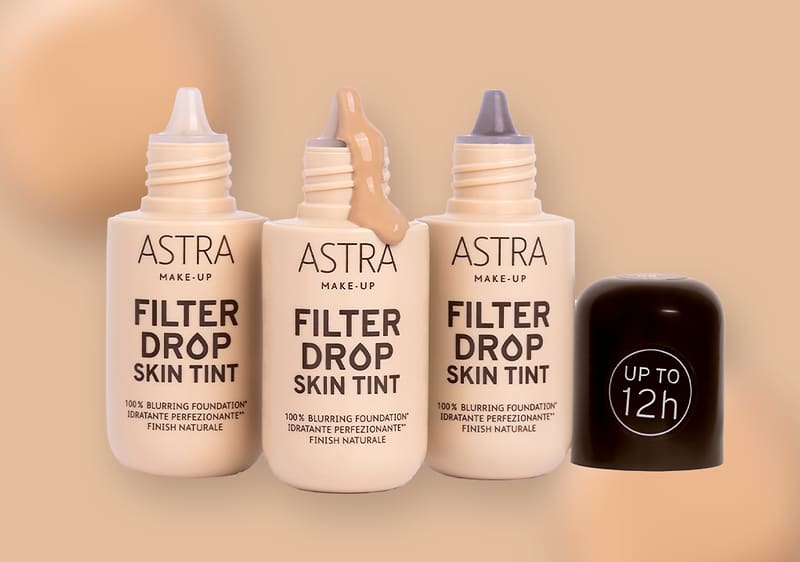 Fondotinta Astra Filter Drop Skin Tint con tappo nero su sfondo neutro