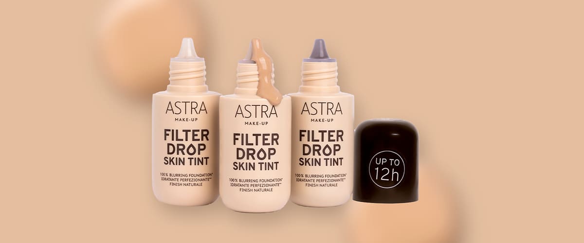 Fondotinta Astra Filter Drop Skin Tint con tappo nero su sfondo neutro