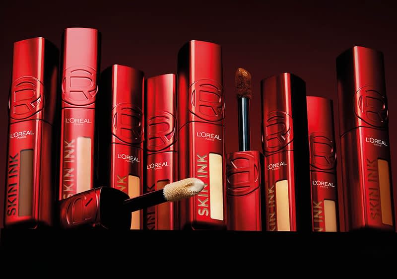 Correttori L'Oreal Skin Ink in confezioni rosse nelle diverse tonalità su sfondo nero