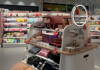 Isola beauty con cosmetici e prodotti make-up