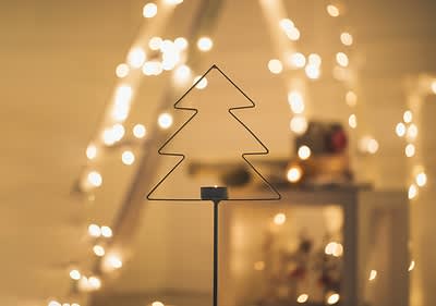 Albero di Natale in fil di ferro con sfondo accogliente con luci natalizie