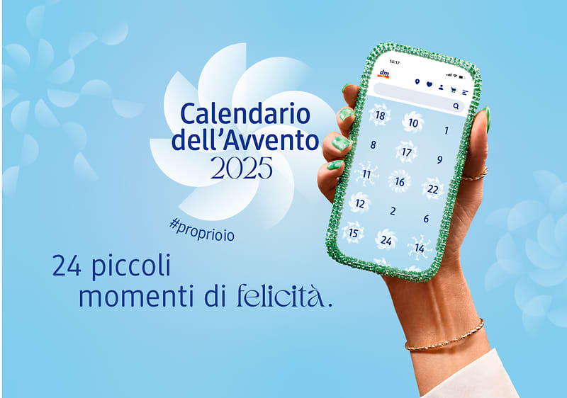 Calendario dell'Avvento dm 2025 su smartphone con sfondo azzurro con elementi grafici bianchi e frase 24 piccoli momenti di felicità #proprioio.