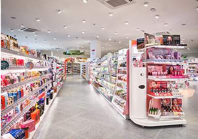 Interno di un punto vendita dm con scaffali pieni di cosmetici e prodotti di bellezza