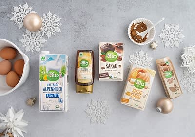 Prodotti alimentari biologici su tavolo con decorazioni natalizie