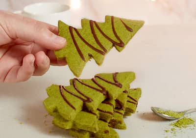 Biscotti vegani al matcha a forma di abete