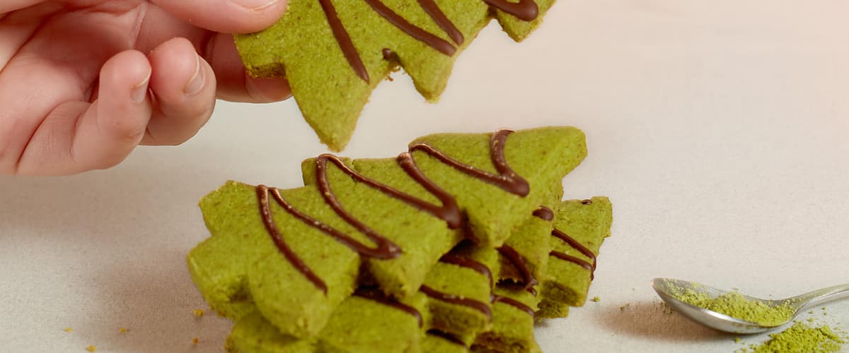 Biscotti vegani al matcha a forma di abete