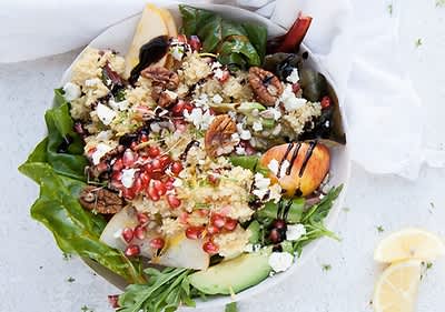 Insalata invernale vegana di miglio con semi di melograno