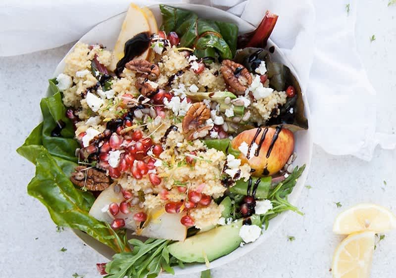 Insalata invernale vegana di miglio con semi di melograno