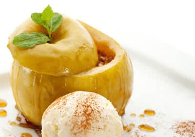 Mele al forno con ripieno di miele e noci e gelato alla vaniglia