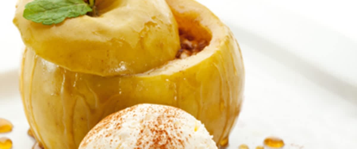 Mele al forno con ripieno di miele e noci e gelato alla vaniglia