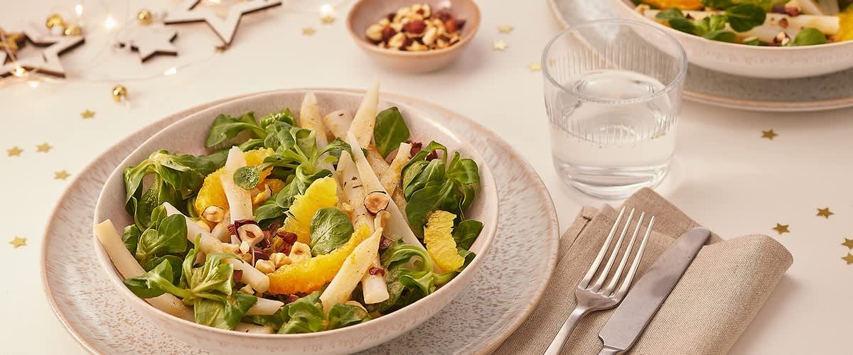 Insalata di valeriana con scorzonera, vinaigrette all'arancia e croccante di nocciole