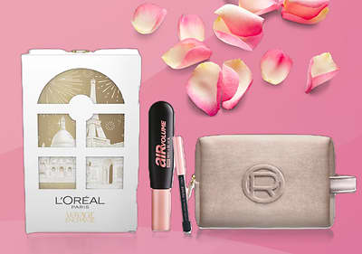 Set regalo L'Oréal Paris con trucco e petali di rosa su sfondo rosa