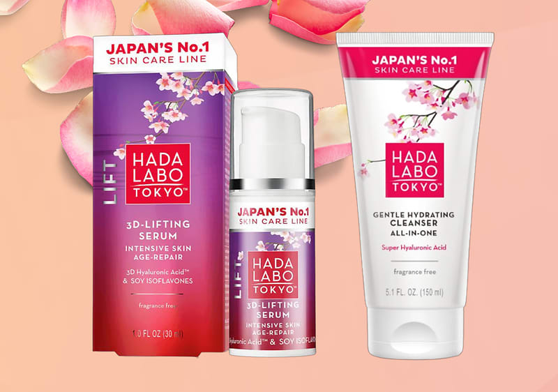 Prodotti Hada Labo Tokyo con siero e detergente su sfondo rosa con petali