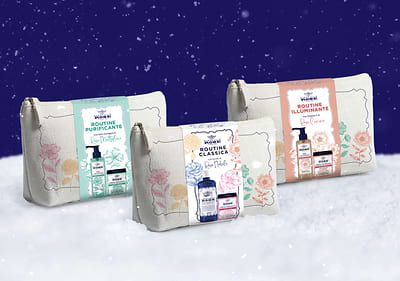 Set natalizi Acqua alle Rose con routine purificante classica e illuminante su sfondo innevato