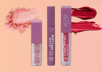 Trucco Astra con rossetti e mascara su sfondo rosa con elementi grafici di make-up