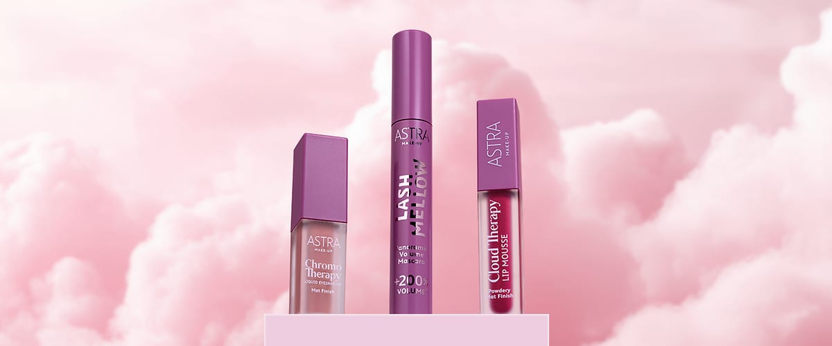 Cosmetici Astra con mascara e rossetti della linea Cloud Fairy su sfondo nuvoloso rosa