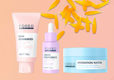 Prodotti skincare Foreo con petali di fiori su sfondo sfumato