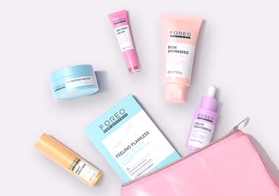 Prodotti skincare Foreo su sfondo bianco con pochette rosa