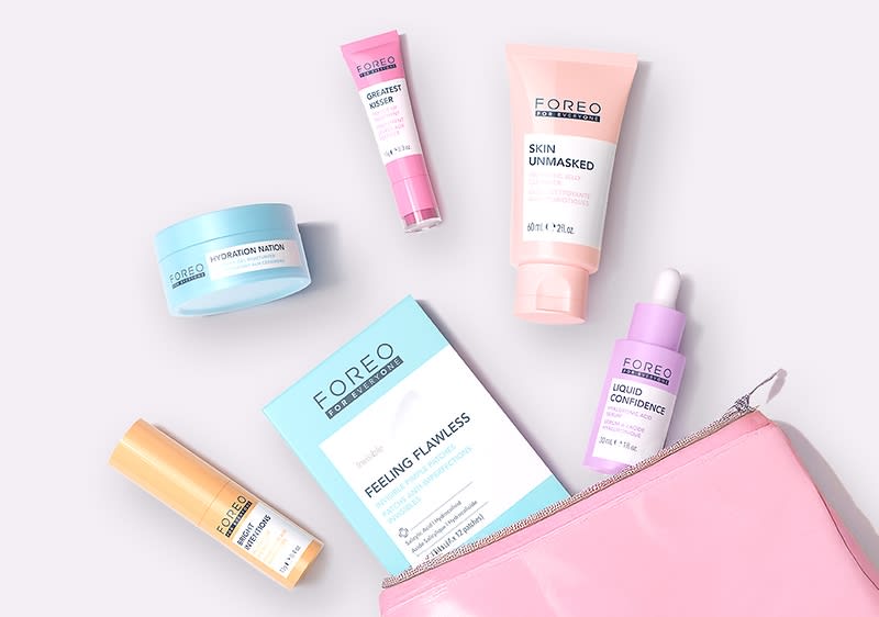Prodotti skincare Foreo su sfondo bianco con pochette rosa