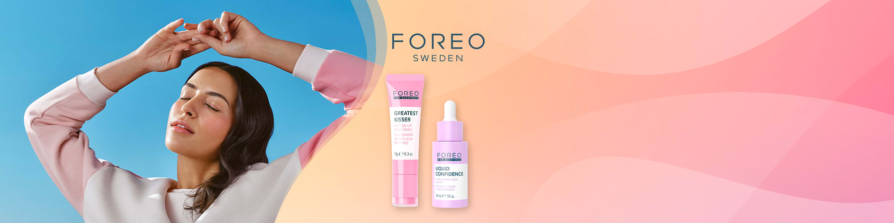 FOREO confezione con donna che mostra pelle luminosa e due prodotti skincare