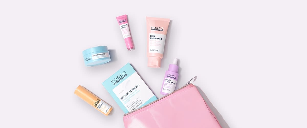 Prodotti skincare Foreo su sfondo bianco con pochette rosa