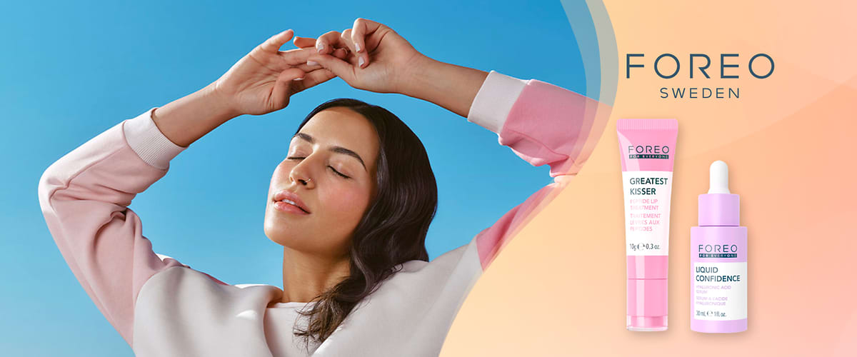 FOREO confezione con donna che mostra pelle luminosa e due prodotti skincare
