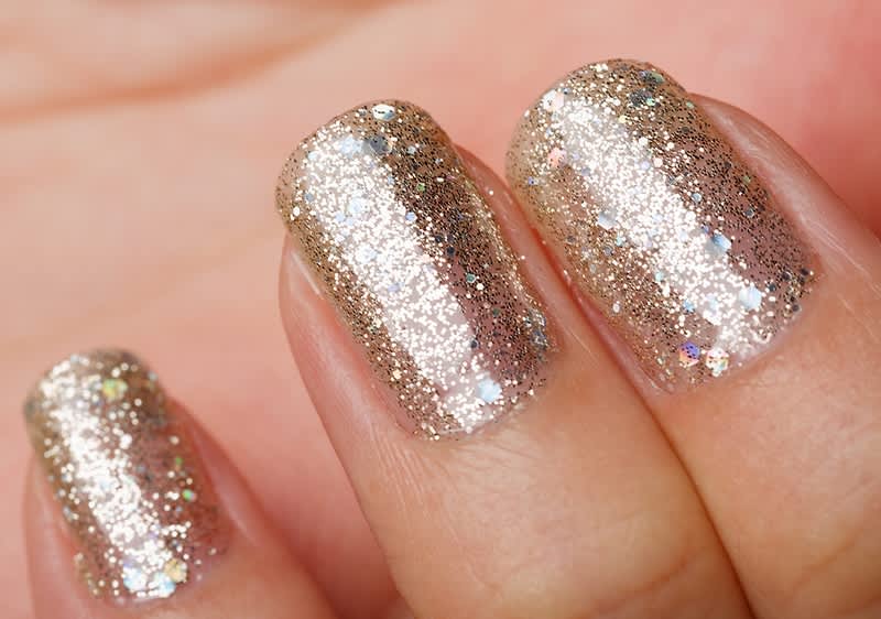 Unghie con smalto glitter dorato brillante