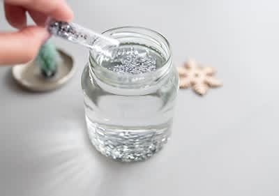 Barattolo di vetro con acqua e glitter argento