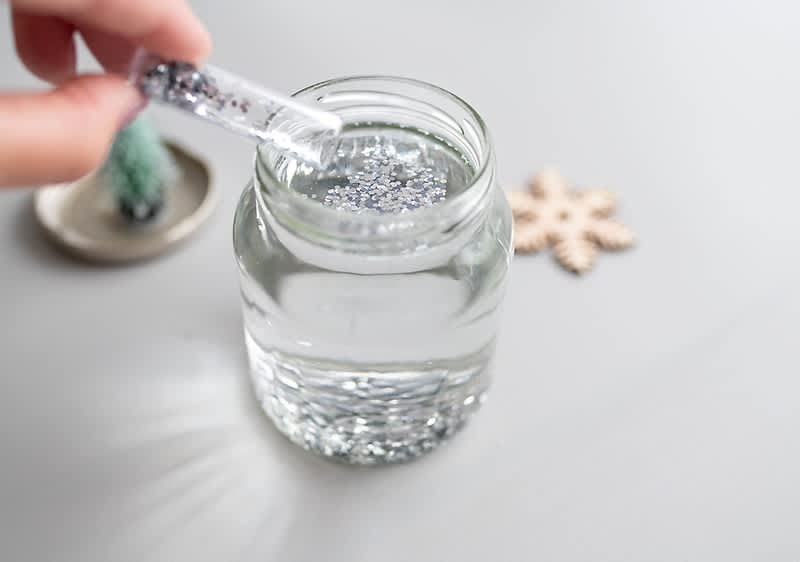 Barattolo di vetro con acqua e glitter argento