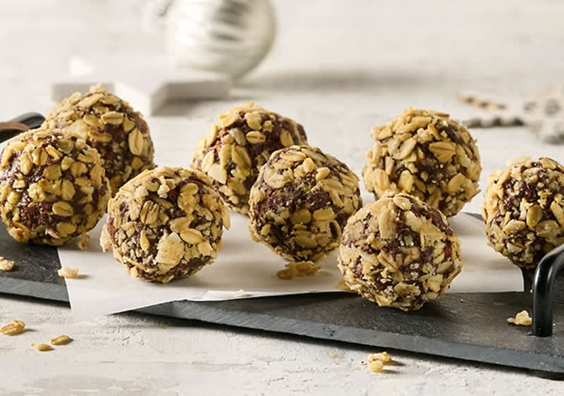 Praline allo speculoos ricoperte di granola su un vassoio