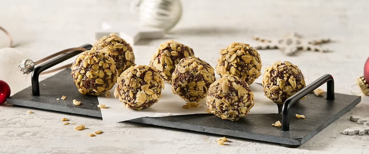 Praline allo speculoos ricoperte di granola su un vassoio