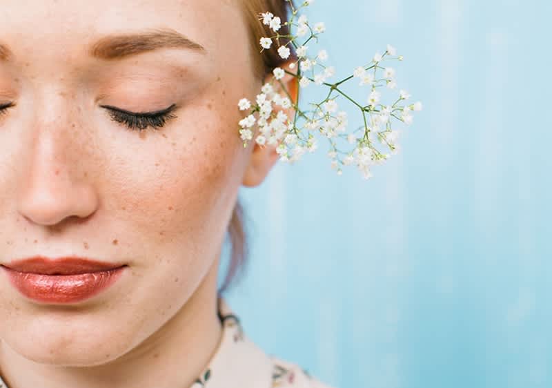 Frau mit Blumen in den Haaren