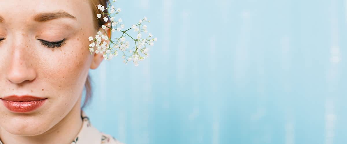 Frau mit Blumen in den Haaren