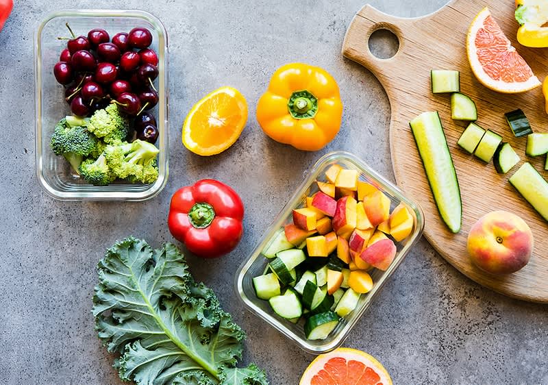 Frutta e verdura su tavolo grigio