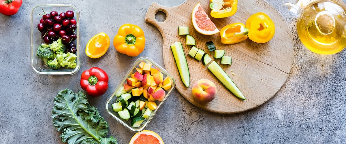 Frutta e verdura su tavolo grigio