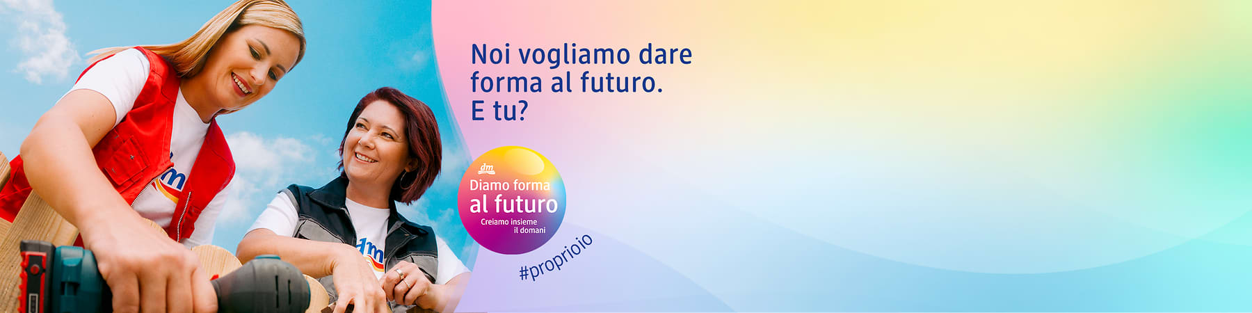 Due persone parlano vicino a una staccionata. Testo: "Noi vogliamo dare forma al futuro. E tu?" e "Diamo forma al futuro".