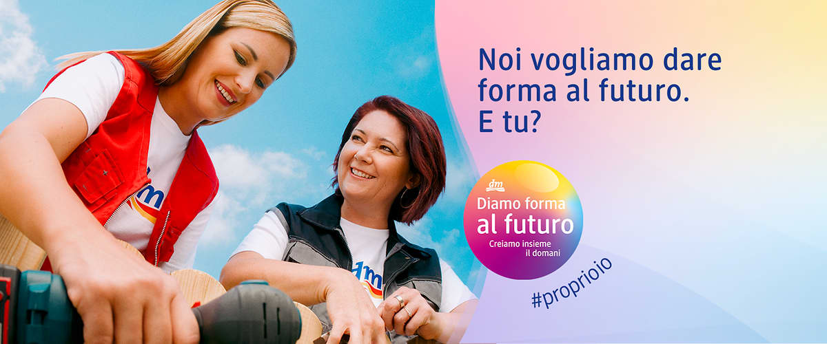Due persone parlano vicino a una staccionata. Testo: Noi vogliamo dare forma al futuro. E tu? e Diamo forma al futuro.