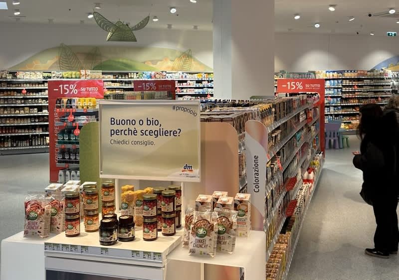 Interno di un punto vendita dm con scaffali di prodotti alimentari biologici