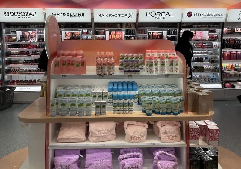 Isola beauty con prodotti cosmetici in un punto vendita dm