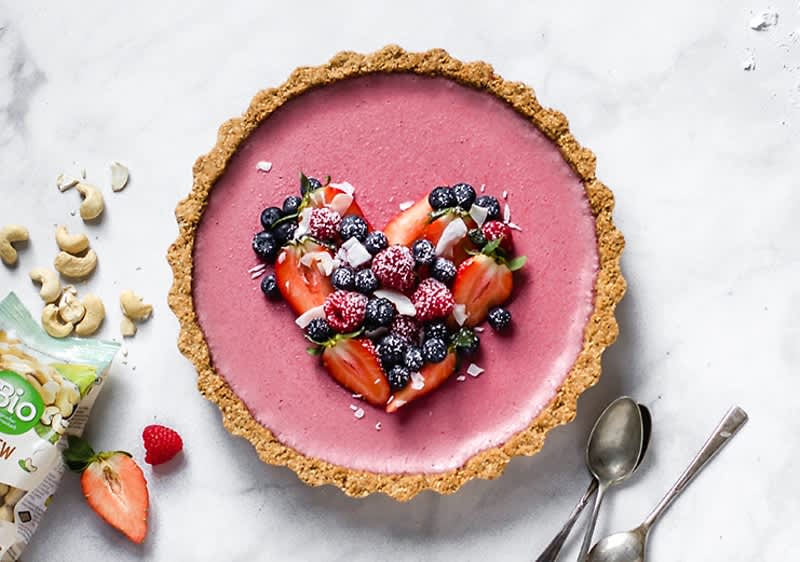 Crostata con crema rosa di fragole e frutti di bosco a forma di cuore