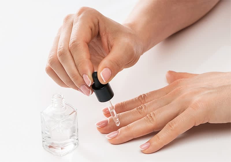 Applicazione di olio per unghie