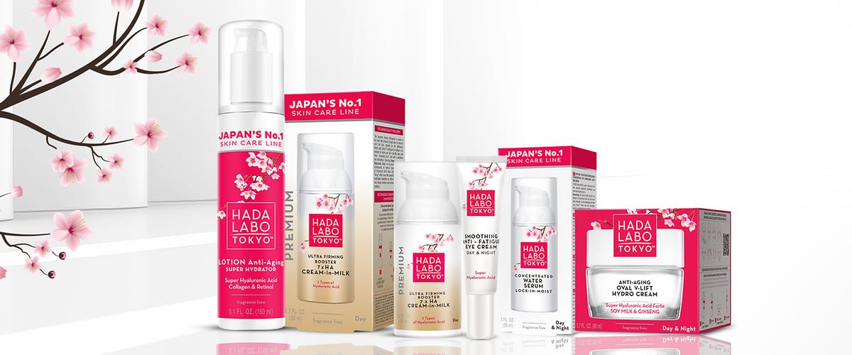 Prodotti per la cura della pelle Hada Labo Tokyo con fiori di ciliegio sullo sfondo