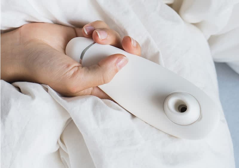 Mano tiene un vibratore sul letto
