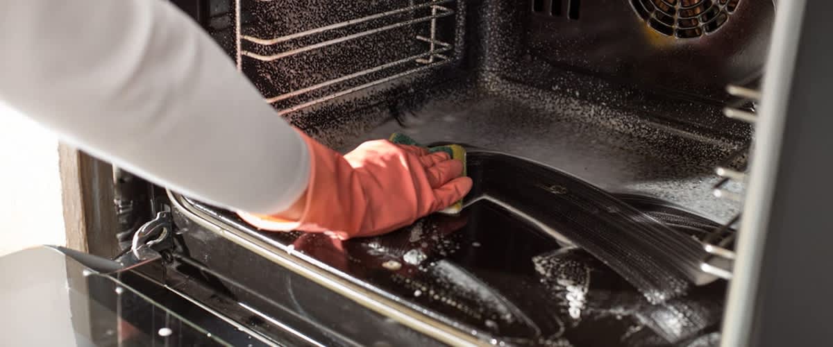 Una forno viene pulito con la spugna.