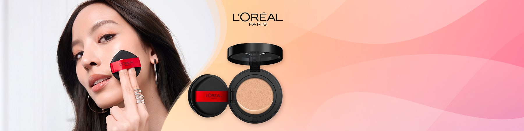 Sulla sinistra modella applica L'Oréal Paris Cushion Foundation, sulla destra immagine del prodotto con logo L'Oréal Paris su sfondo rosa sfumato.