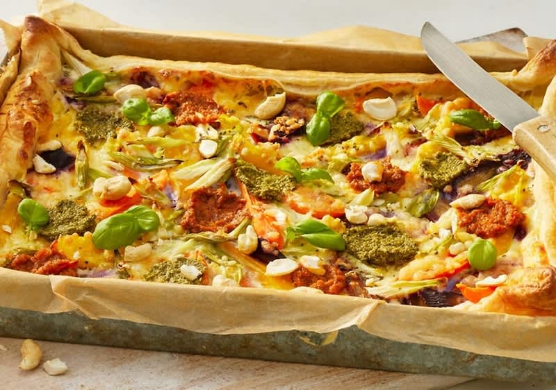 Torta salata al pesto dentro alla teglia.