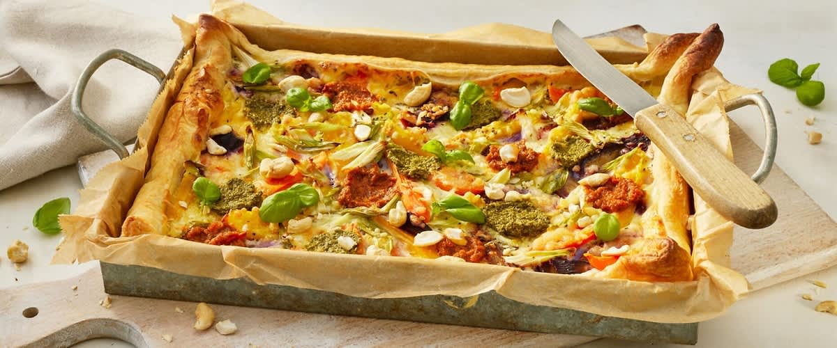 Torta salata al pesto dentro alla teglia.